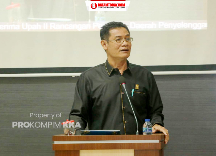 Rocky Sinaga dari Fraksi Karya Indonesia Raya (KIR) saat menyampaikan pandangan tentang APBD 2023 Anambas